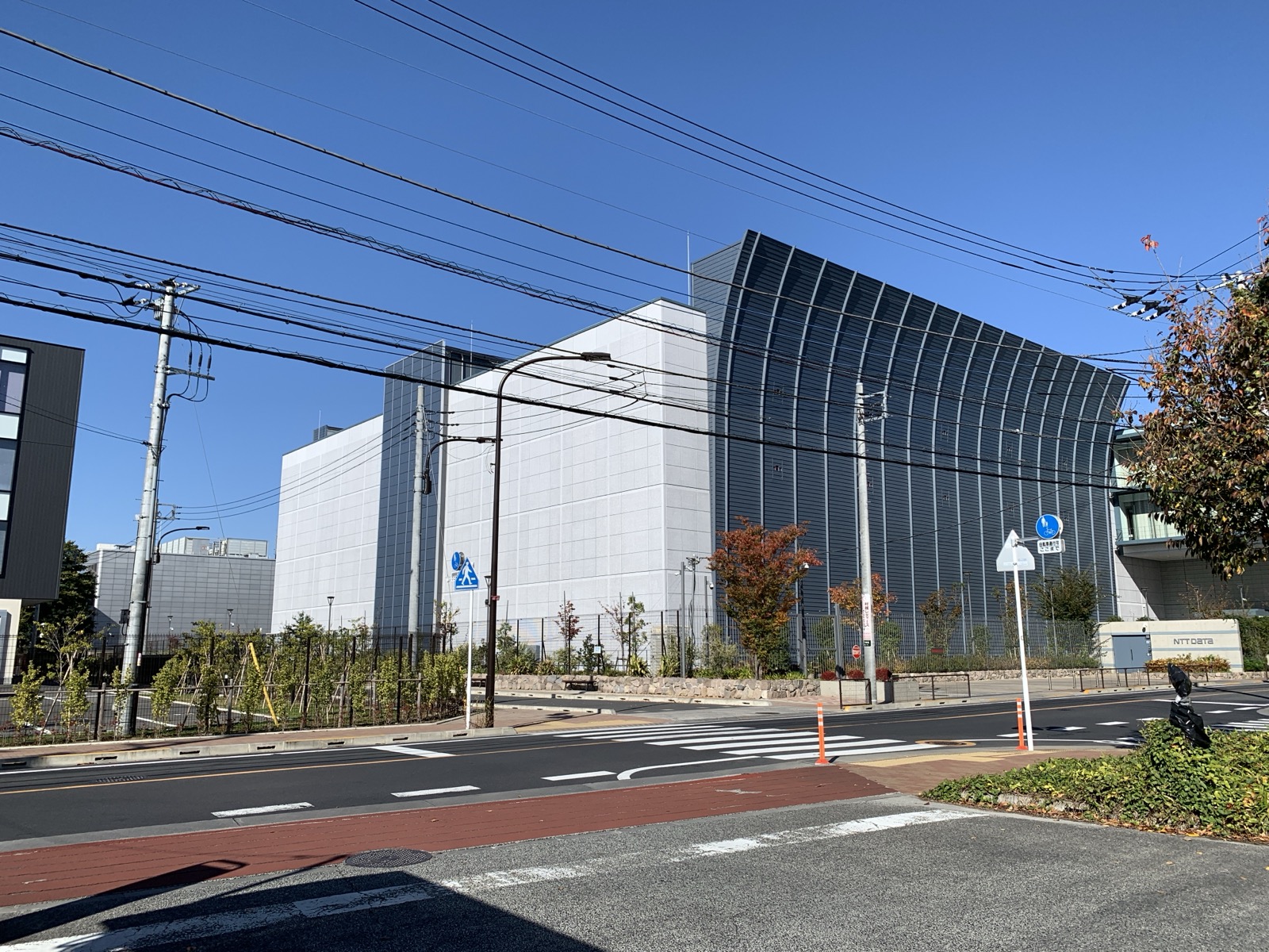 NTTデータ三鷹データセンターEASTの外観
