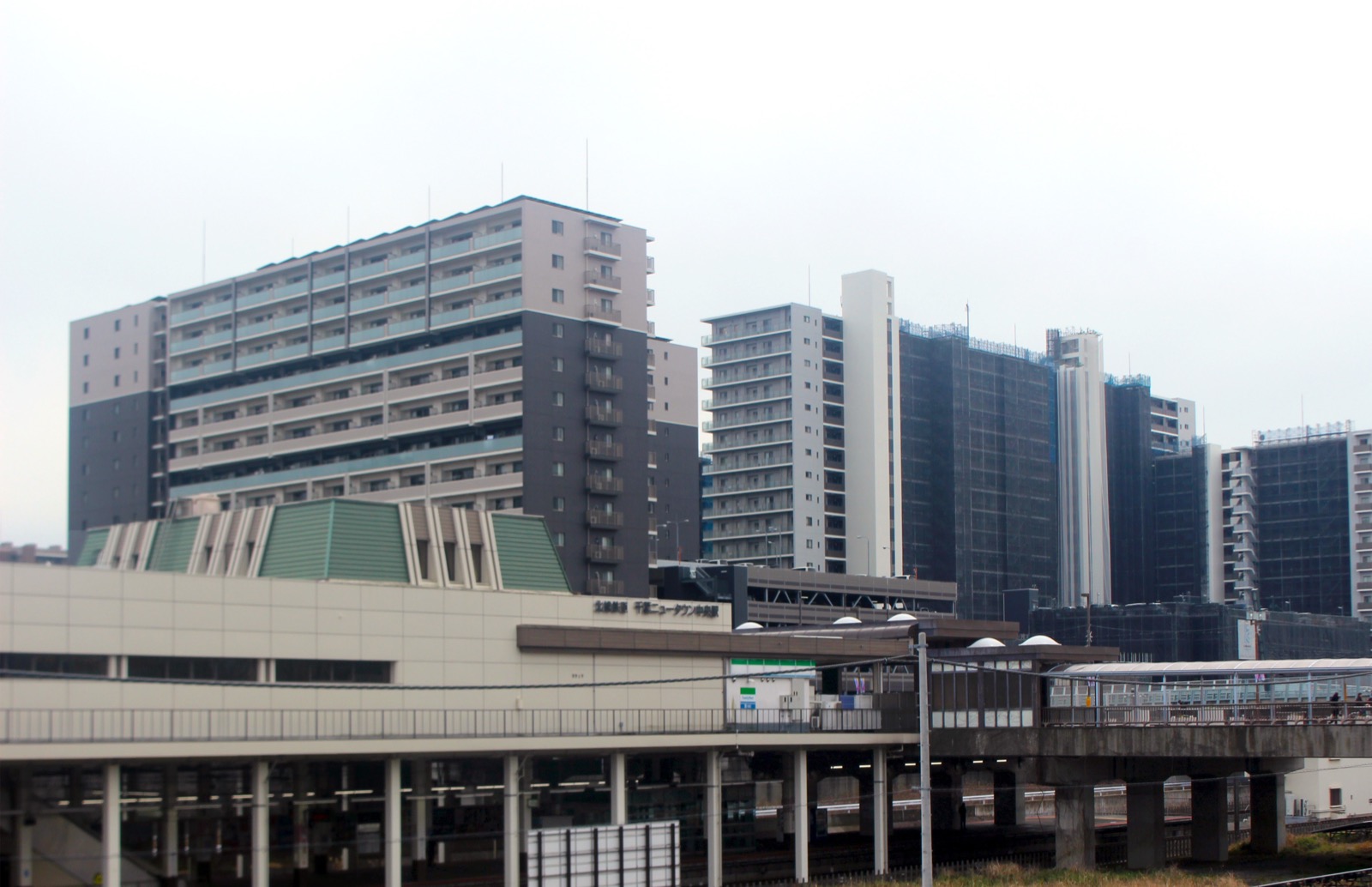千葉ニュータウン中央駅北口と周辺の高層マンション群