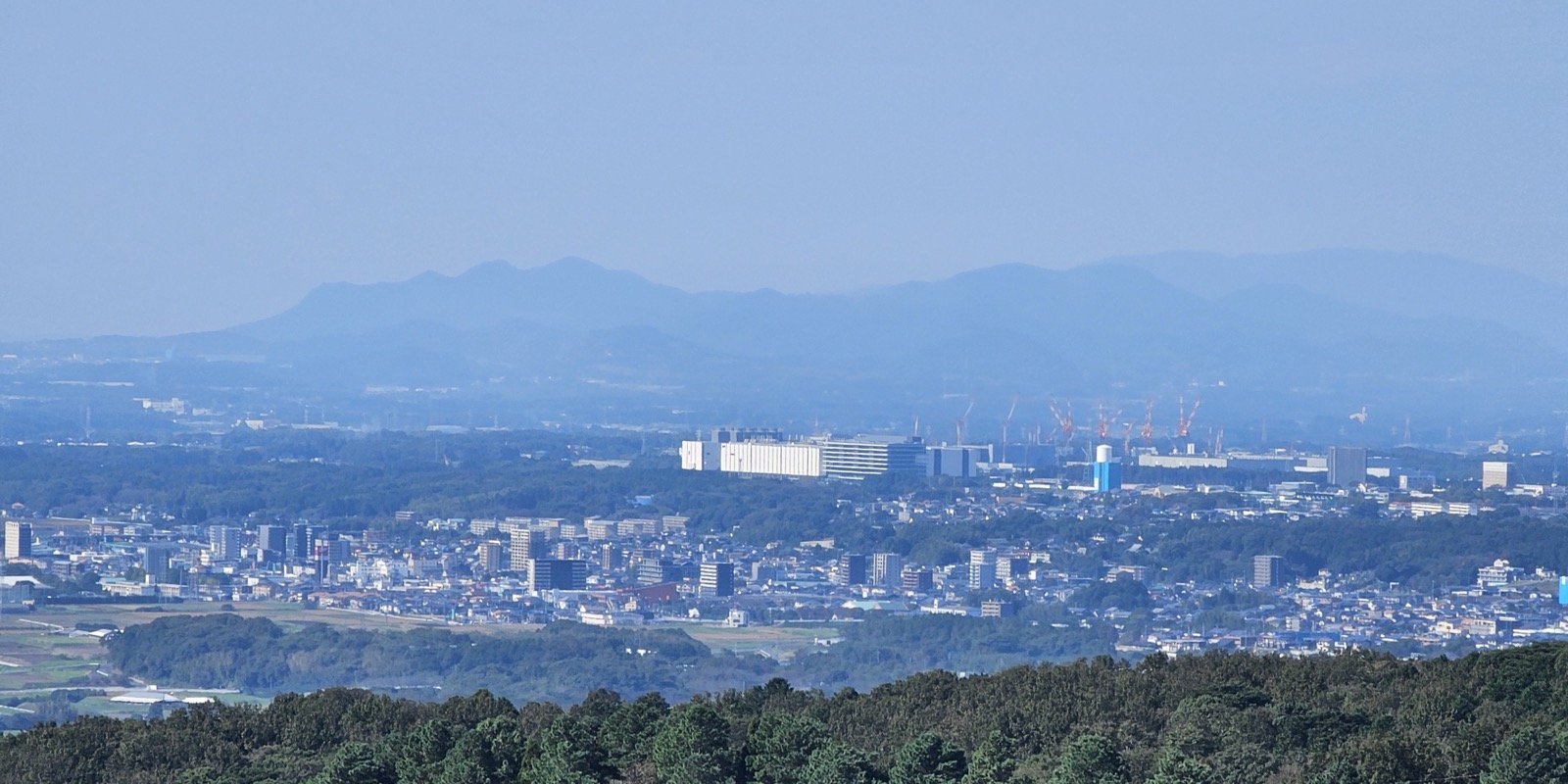 西原村から望む大津町中心部とJASM（TSMC熊本）第1・第2工場