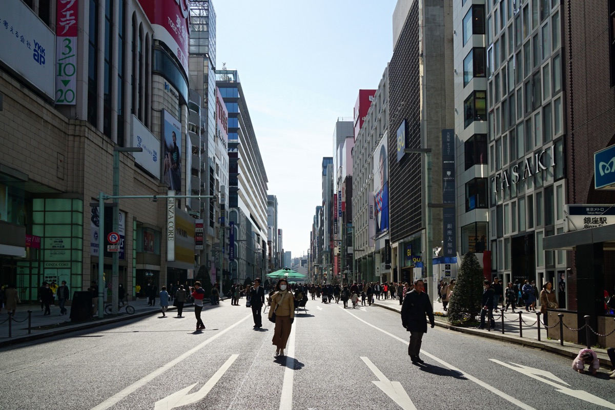 銀座中央通りの街並み