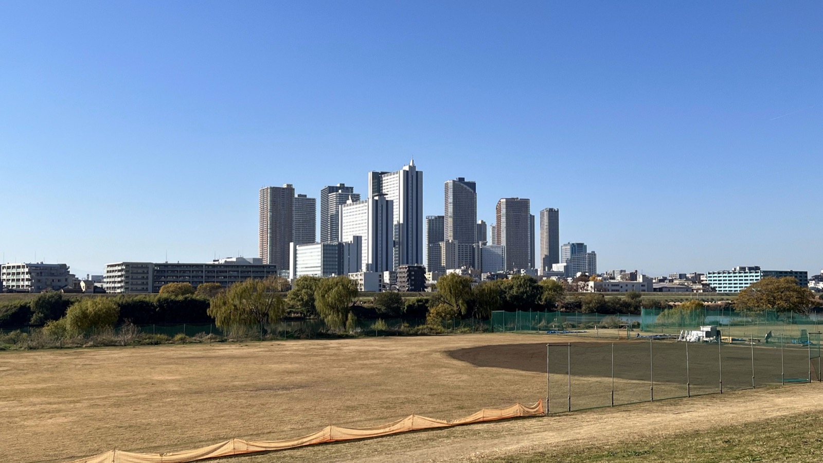 多摩川から望む武蔵小杉のタワーマンション群