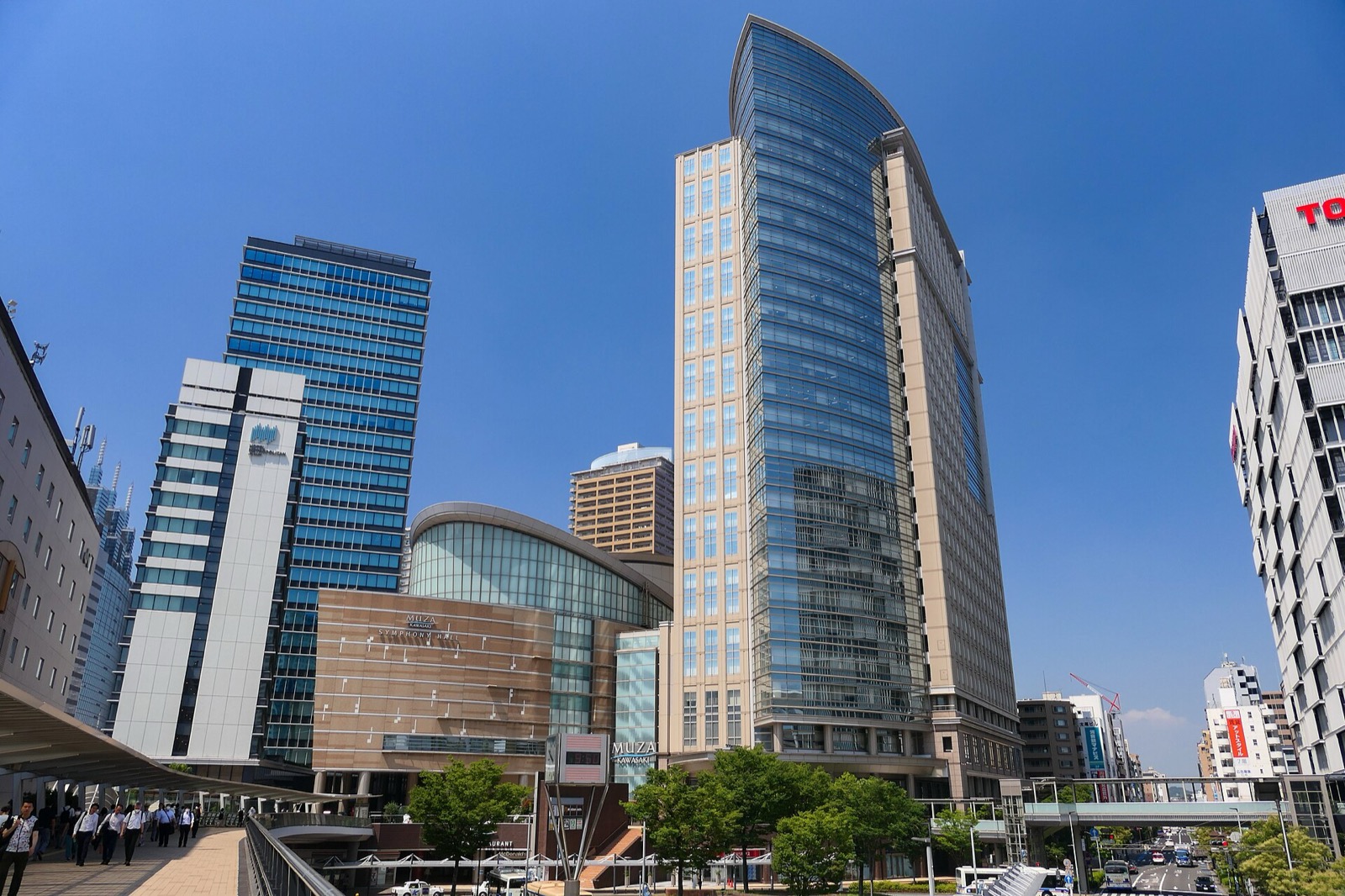 川崎駅西口のミューザ川崎とホテルメトロポリタン川崎