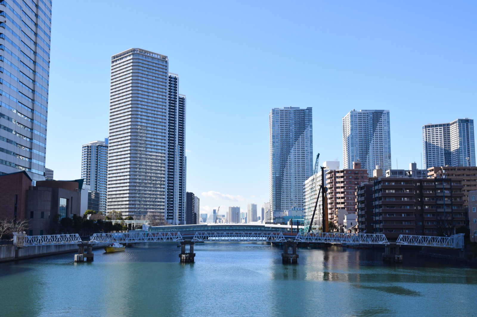中央区勝どき・月島の運河越しに林立するタワーマンション群
