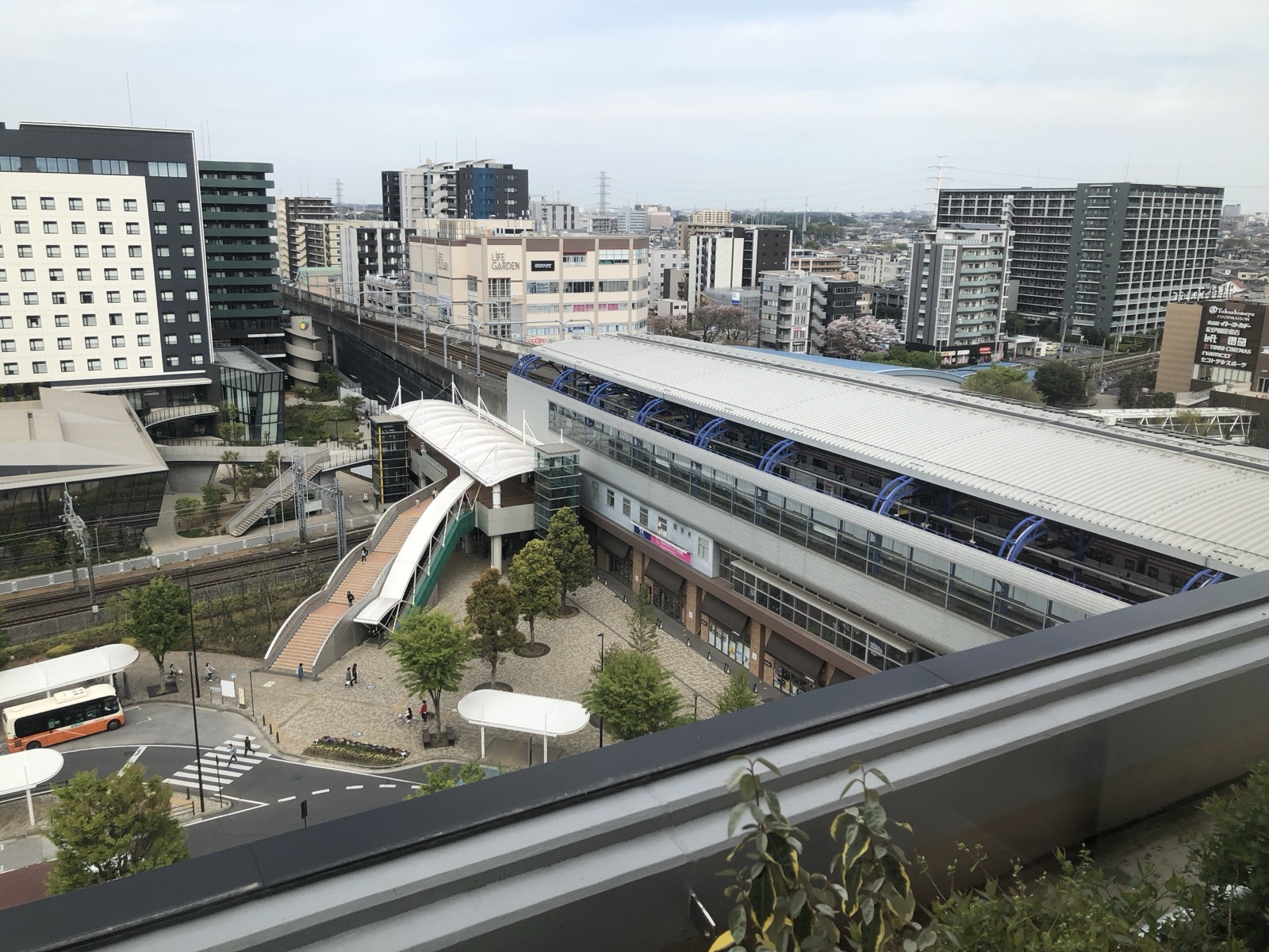 千葉県流山市の流山おおたかの森駅とその周辺のタワーマンション群