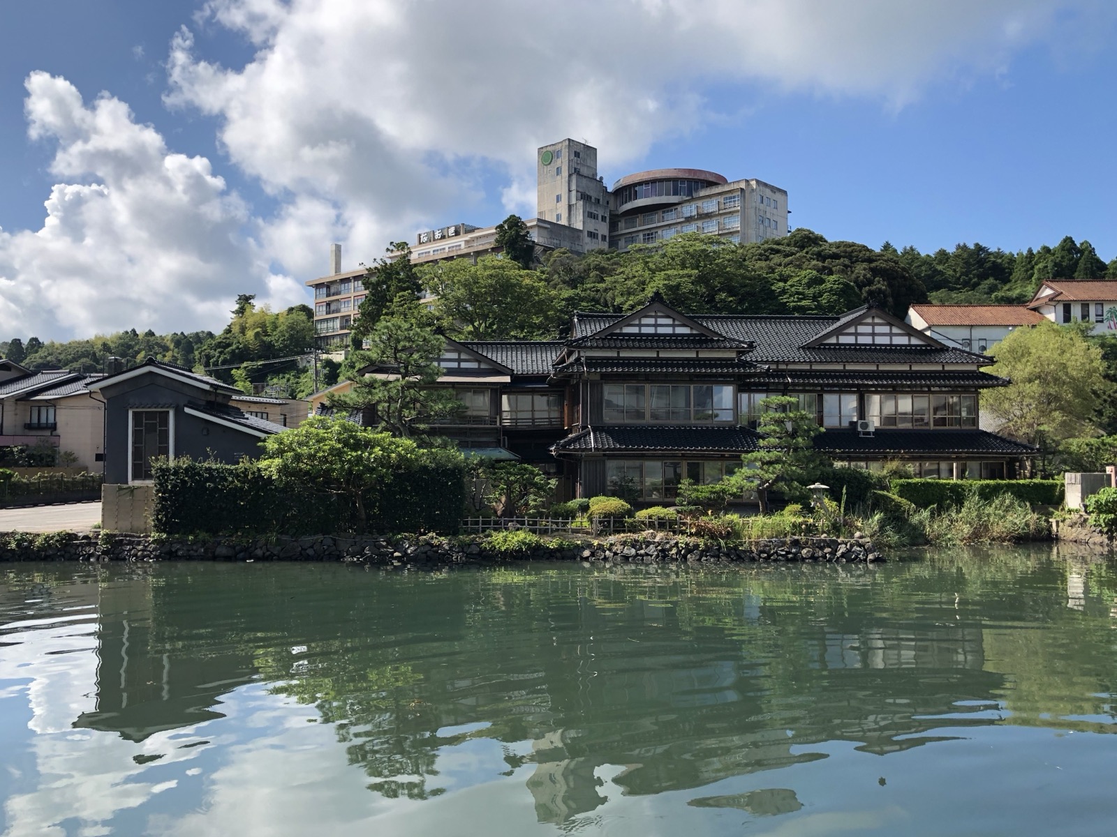 石川県七尾市の和倉温泉。七尾湾越しに旅館とホテルが並ぶ