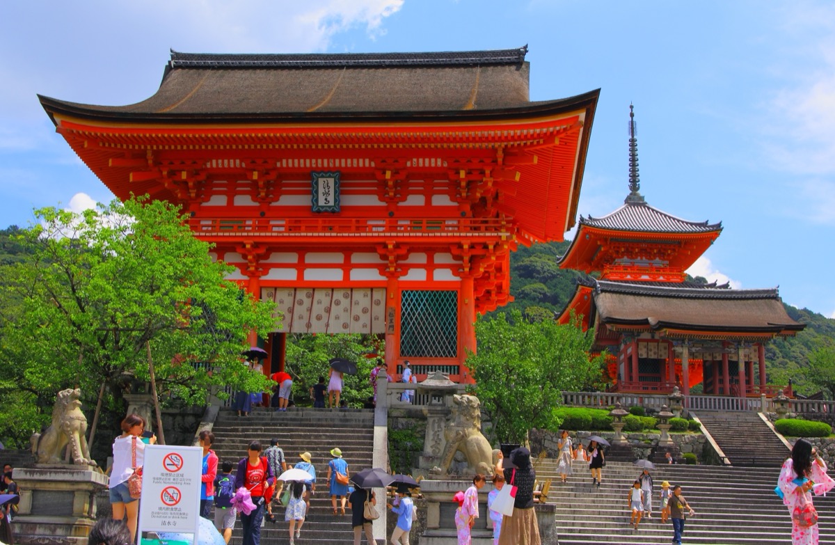 清水寺仁王門と三重塔。年間500万人超が訪れる京都観光の中心地