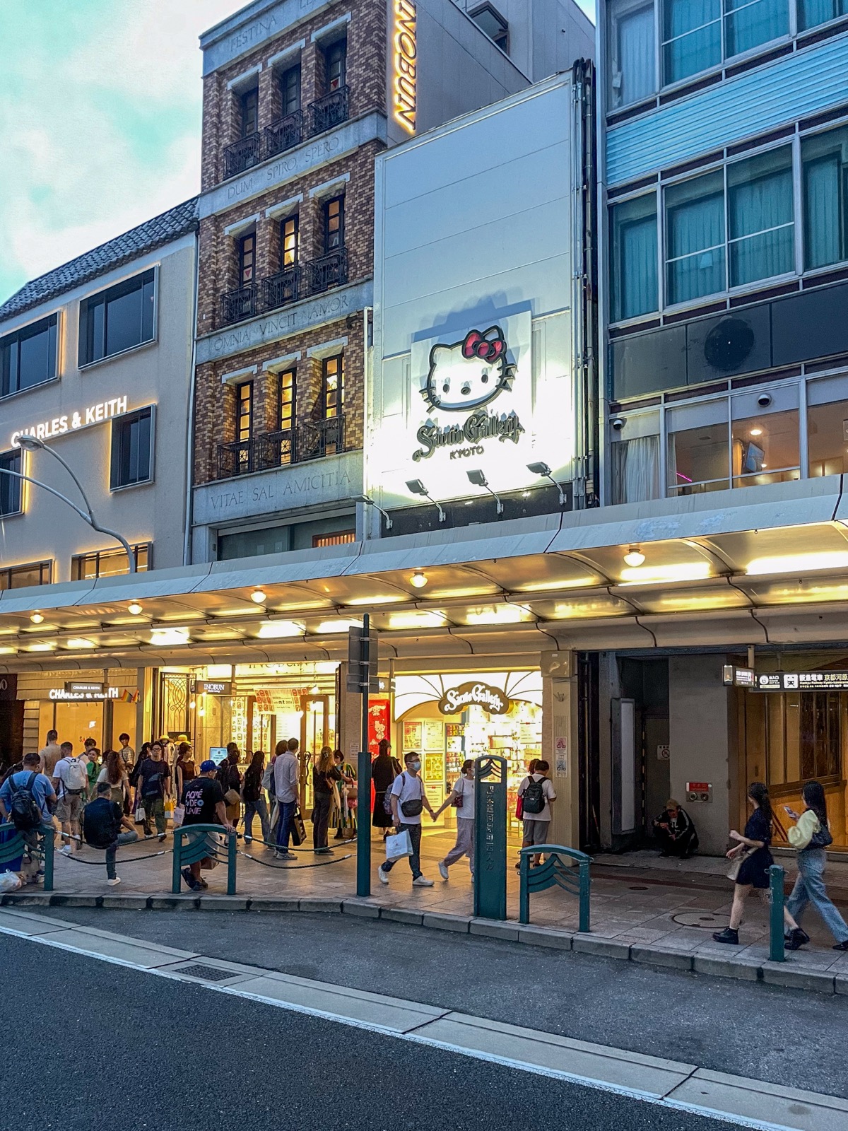 四条河原町の商業エリア。国内外の観光客で賑わう京都の商業中心地