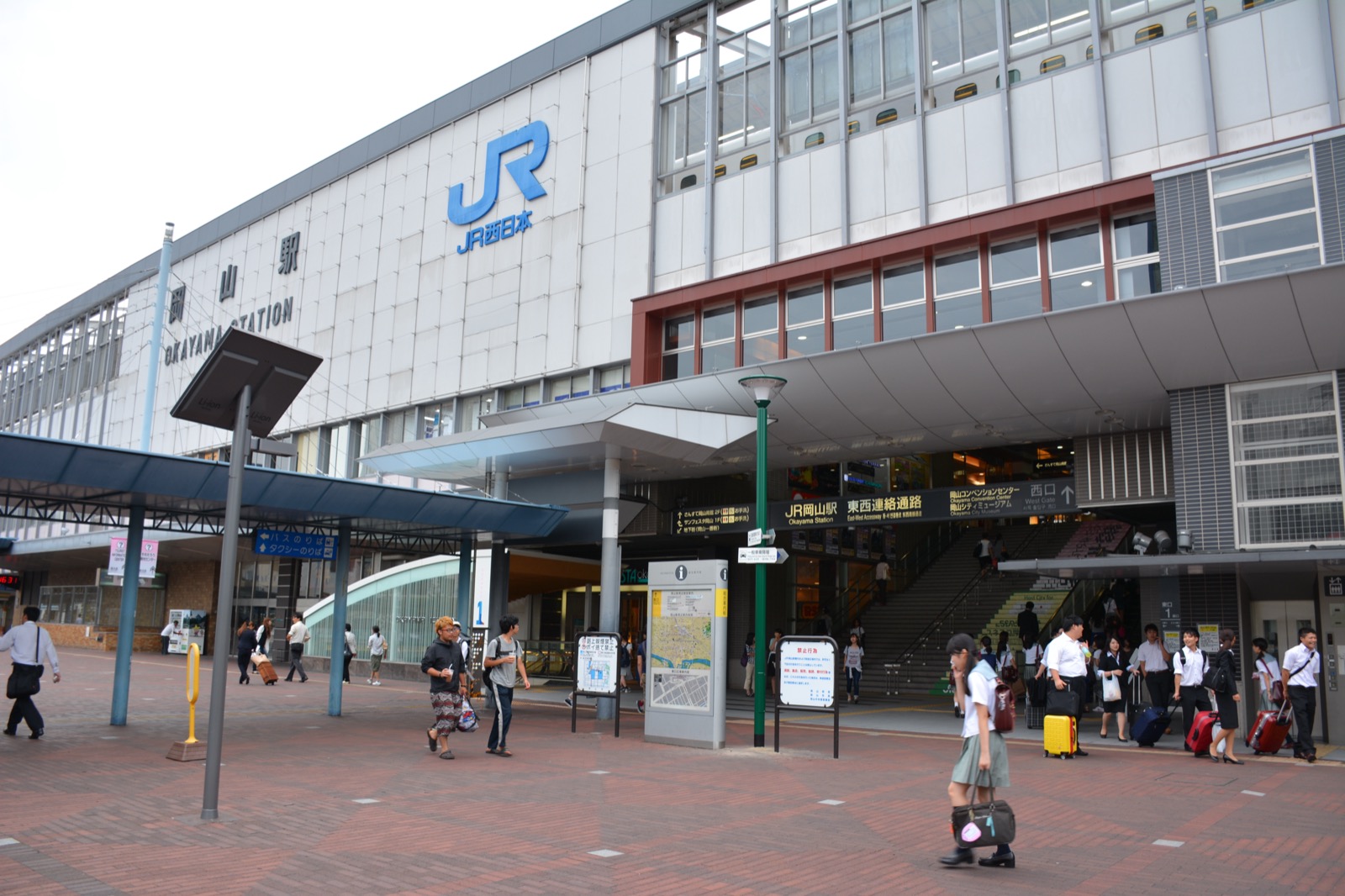 JR岡山駅東口の駅舎正面