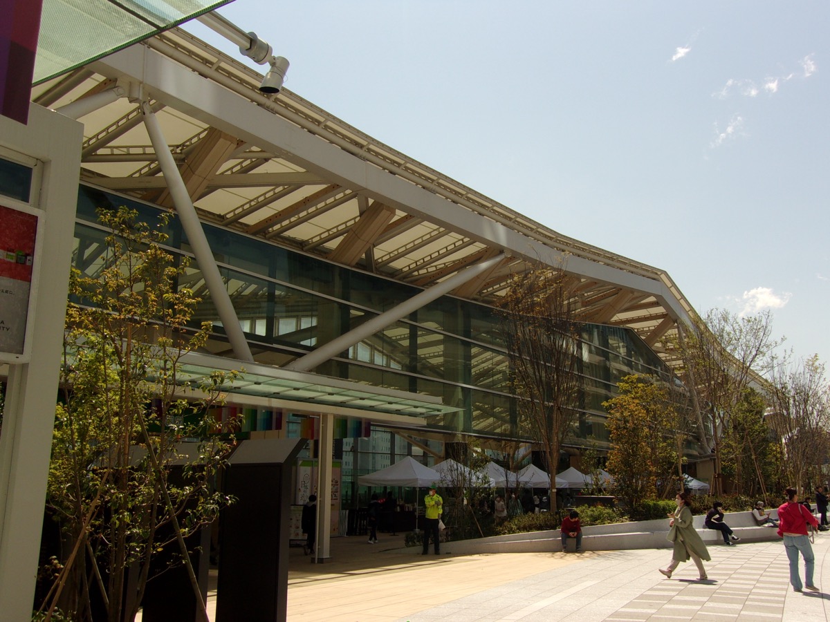 2025年4月に全面開業した高輪ゲートウェイ駅の外観