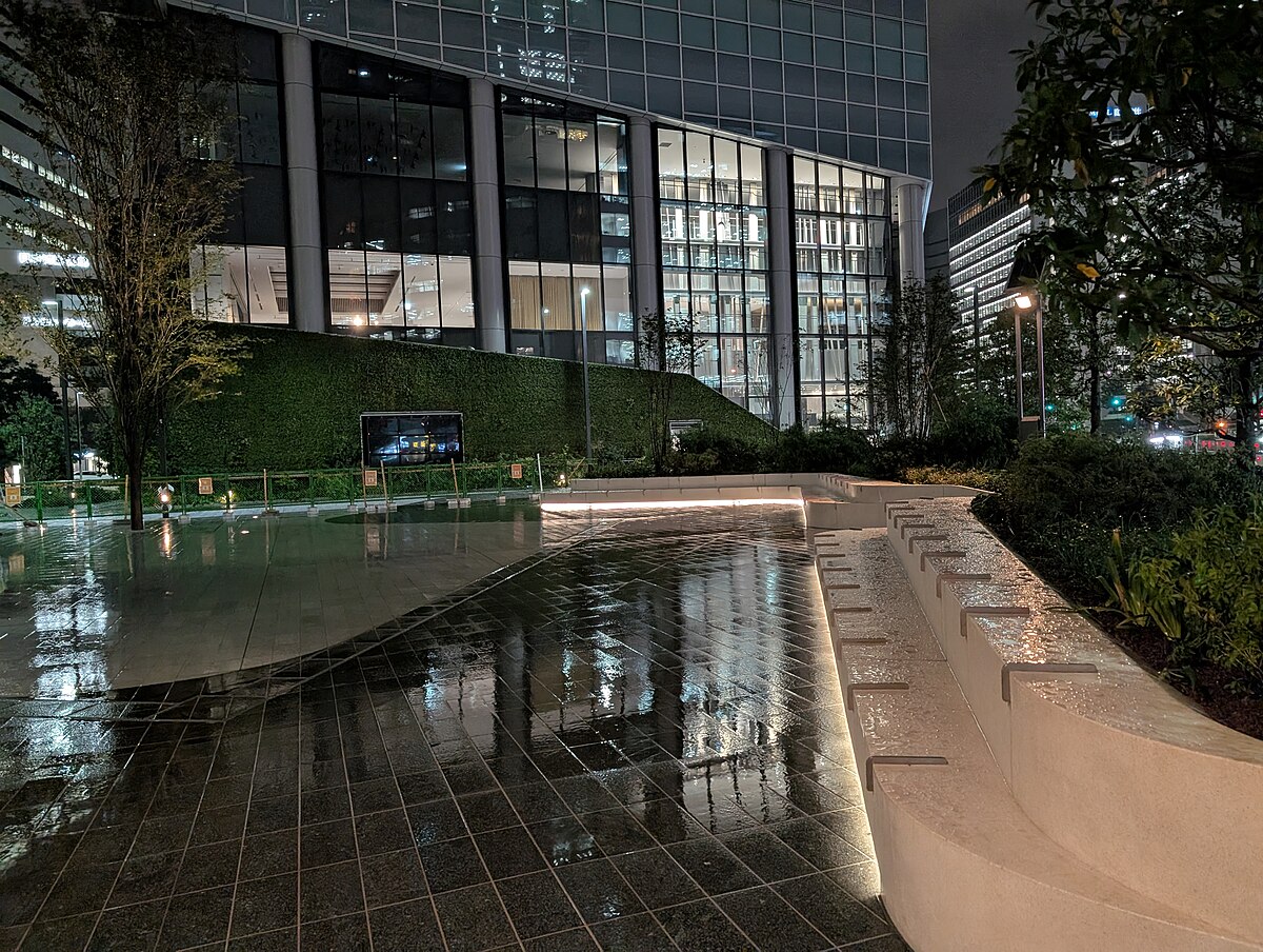 虎ノ門ヒルズ ステーションタワーのエントランス(夜景)