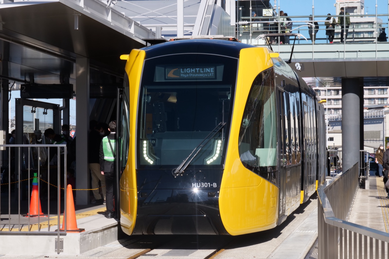 宇都宮駅東口停留場に停車する宇都宮ライトレールHU300形(ライトライン)