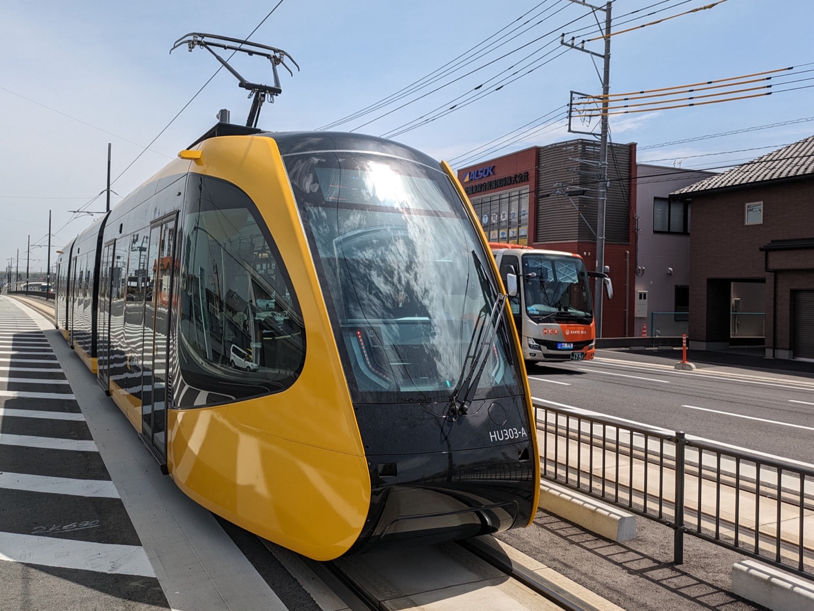 宇都宮大学陽東キャンパス停留場に停車するライトライン